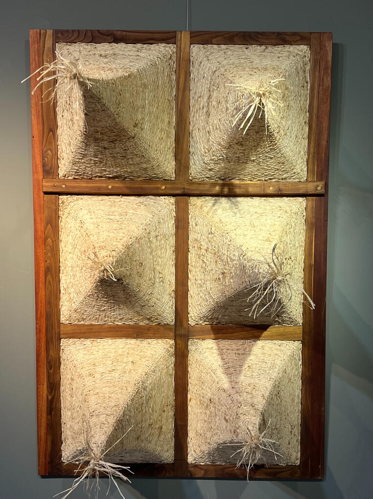 O MEU CHAPÉU TEM SEIS BICOS | 2024 | Ráfia, Madeira | 100 x 170 x 60 cm