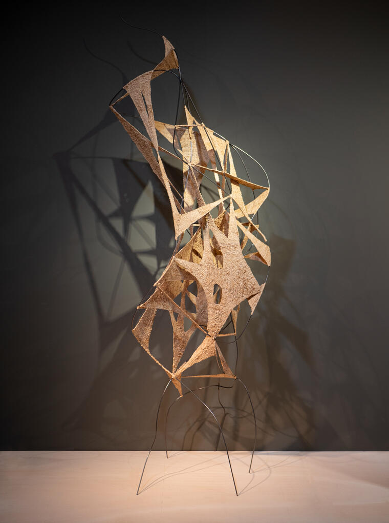 S/TITULO | 2022 | Rafia | Arame de aco | 230 x 80 cm