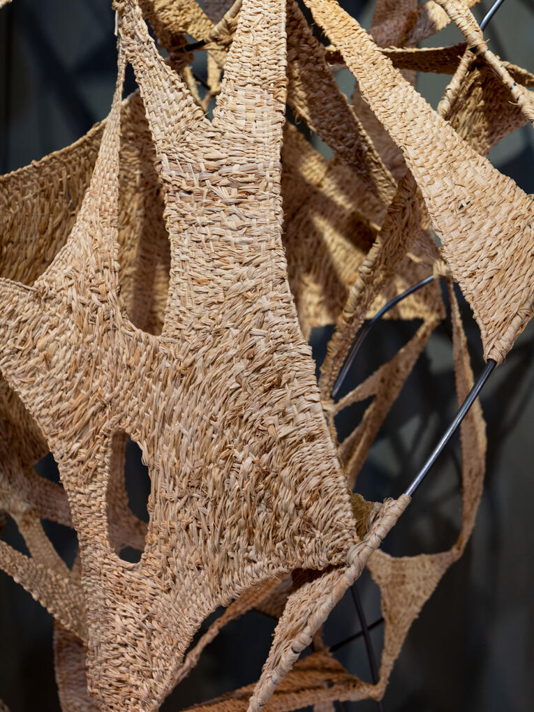 S/TITULO | 2022 | Rafia | Arame de aco | 230 x 80 cm - PORMENOR