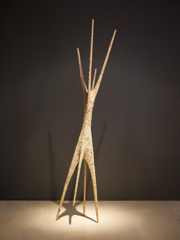 S/TITULO | 2022 | Rafia em estrutura de madeira | 195 x 50 x 40 cm