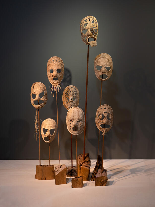 COMPOSIÇÃO MÁSCARAS | 2023 | Rafia, Madeira | 150 x 120 cm