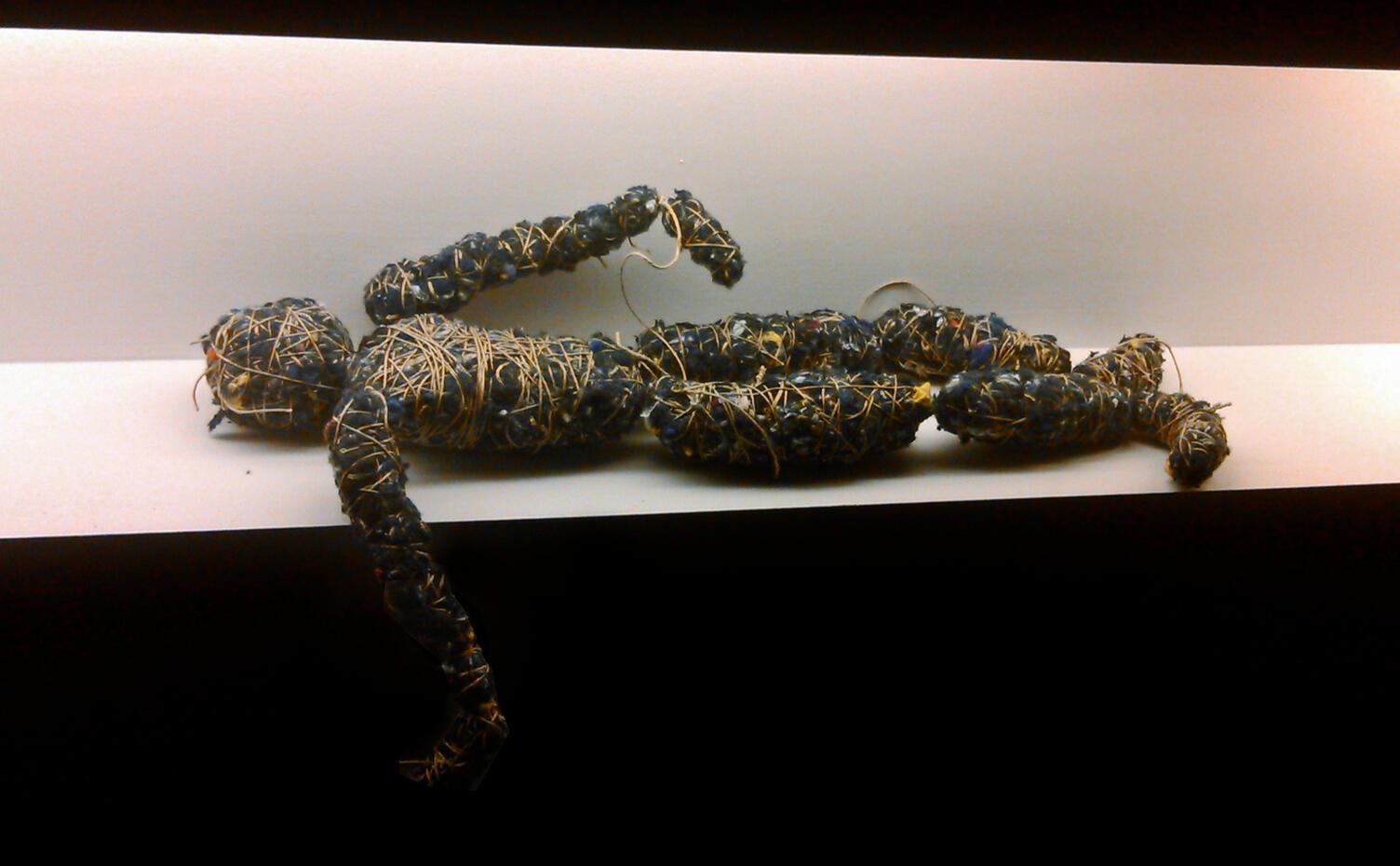 HUMANIDADE | 2014 | Figuras em pasta de madeira e trapilho | 30 x 20 cm Exposição | Pedro Remy Espaço Cultural | Razões Poéticas | Braga