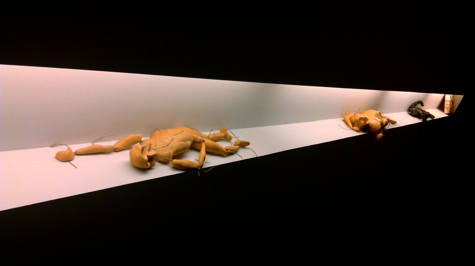 HUMANIDADE | 2014 | Figuras em pasta de madeira e trapilho | 30 x 20 cm Exposição | Pedro Remy Espaço Cultural | Razões Poéticas | Braga